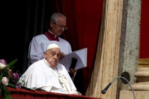 El papa Francisco asiste a la Santa Misa del Domingo de Resurrección y a la bendición "Urbi et Orbi" en la Plaza de San Pedro del Vaticano.